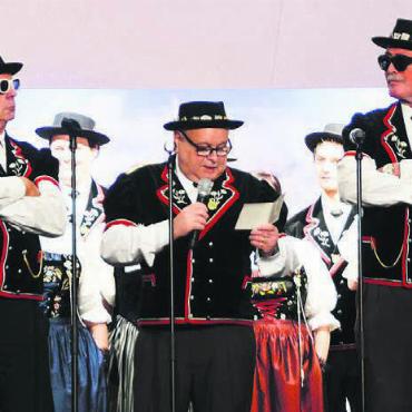 Wie aus dem Bilderbuch - Präsident Geri Bütler mit seinen Bodyguards.