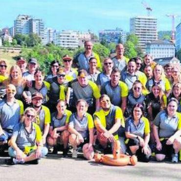 Schaffhausen kennengelernt - Die Merenschwander Turnerfamilie beim Gruppenbild vor dem Rheinfall. Bild: zg