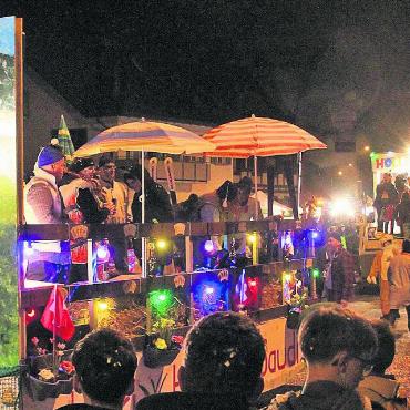 Ein riesiger Haufen mobiler Discos - Mobiles Hüttengaudi des Heiri-Hütte-Clubs. Bild: pf