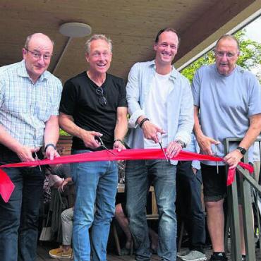 Gerüstet für die Zukunft - Mit dem Durchschneiden des Eröffnungsbandes wurde das Clubhaus offiziell eröffnet. Der Vorstand des Tennisclubs Mutschellen – von links nach rechts: Peter Wyss, Kassier, Frank Briedé, Präsident, Ronnie Stutz, Vizepräsident, und Werner Kälin, Platzchef. Bild: zg