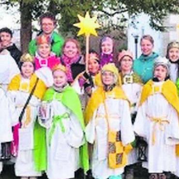 Zuerst singen, dann helfen - Rund 20 Kinder waren an drei Abenden als Sternsingerinnen und -singer unterwegs. Bild: zg