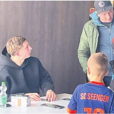 1000 Mal jubeln - Alessandro Vogt (links) war früher selbst Spieler des FC Wohlen. Jetzt stürmt er in der Super League beim FC St. Gallen. Seine Autogramme waren sehr begehrt.