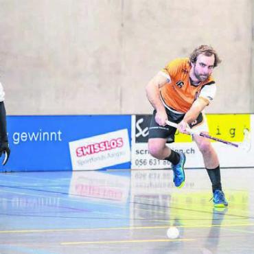 Erfolg und Platznot - Reto Strebel (rechts) ist mit dem UHC Mutschellen gut unterwegs in der 2. Liga GF. Für einen Aufstieg wäre mehr Hallenkapazität vorteilhaft.