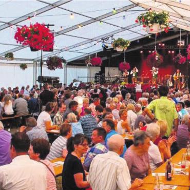Drei Tage Ausnahmezustand - Auf dem Festgelände finden Tausende von Leuten Platz, sei es im Festzelt ...