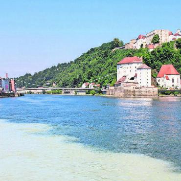 Roadtrip mit Hund und Freund - Marianne Busslinger aus Oberlunkhofen hat am 2. Juli dieses Bild in Passau am Dreiflüsseeck gemacht. Dort, wo die Flüsse Inn, Donau und Ilz zusammenkommen. Sie schreibt dazu: «Das Foto zeigt den Zusammenfluss der Flüsse.»