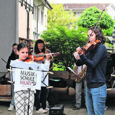 Frühlingsmarkt der Einheimischen - Die Kinder der Musikschule zeigten ihr Können mit einem Strassenmusikauftritt.