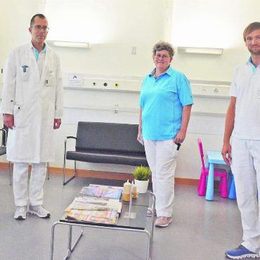 Zufriedenheit ist allseits höher - Das Wartezimmer ist leer – das Ticketingsystem funktioniert, von links: Chris Heimgartner, Chefarzt Medizin, Nicole Stadelmann, Teamleitung Notfallpraxis, und Philipp Rischer, Leitender Arzt Notfallpraxis. Bild: Annemarie Keusch