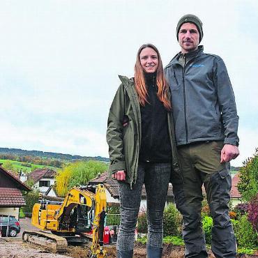 Wie eine grosse WG - Die junge Bauherrschaft: Célina Schüpfer und Linus Staubli. Bild: ake