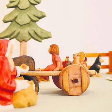 Die zelebrierte Vorfreude - Diese Lindenholz-Samichlausfiguren stammen aus einer Holzbildhauerei in Brienz BE.