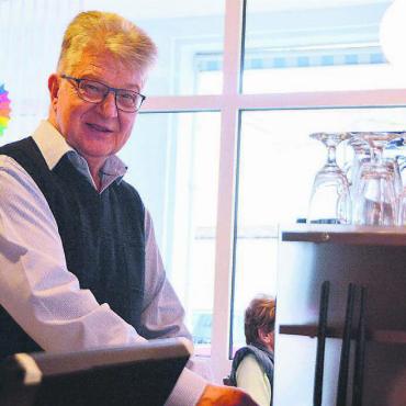 Die Begeisterung verlor er nie - Immer am Dienstagnachmittag «schmeisst» André Stierli das Bistro des St. Martin an der Murianer Marktstrasse. «Es macht grossen Spass», sagt er. Bild: Annemarie Keusch
