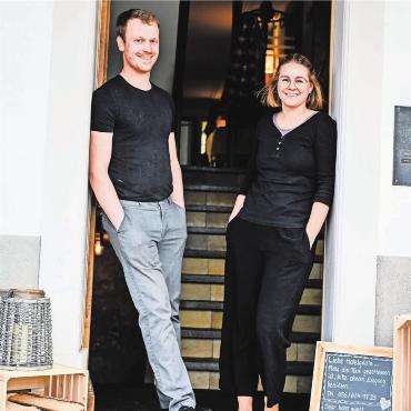 Die Welt hautnah zu Gast - Sie sind die Gastgeber im Restaurant und Hotel «Zum Bauernhof» in Oberlunkhofen: Andi und Martina Hagenbuch. Bilder: zg