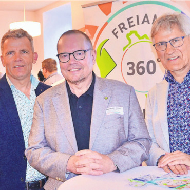 Wo Tradition auf Innovation trifft - Die Gastgeber des Netzwerkanlasses von Freiamt.Mittendrin, von links: Rainer Heggli, Präsident des Regionalplanungsverbands Oberes Freiamt, Andreas Gnädinger, Präsident der Repla-Wirtschaftskommission, und Daniel Räber, Leiter der Repla-Geschäftsstelle.Bild: Thomas Stöckli