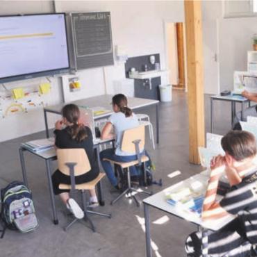 Schule im Dorfladen - Wo noch vor drei Monaten die Merenschwander den Einkauf erledigten,werden heute Schülerinnen und Schüler der zweiten Real unterrichtet. Bild: tst