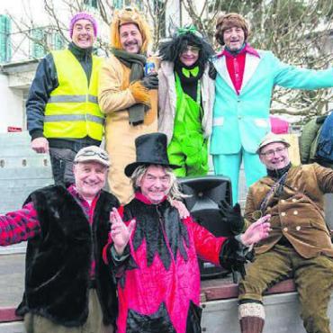 Nochmals eine Spur grösser - Die «Goldigen Söiblooteren» freuen sich auf ihren Einsatz des Jahres. Hinten von links: Remo Eppisser, Peter Thurnherr, Sandra Joho, Remo Stettler. Vorne von links: Martin Joller, Balz Saxer, Lieni Niederer. Bild: zg