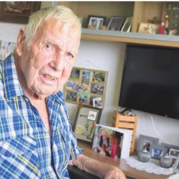 Er kennt alle Strassen und Zunamen - Auch mit 90 Jahren verfolgt Franz Werder das Geschehen im Dorf. Bild: ake