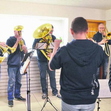 Mut machende Botschaft zum Start - Gemeindeammann Stefan Zemp (rechts) und ein Ensemble der örtlichen Musikgesellschaft haben den Neujahrsapéro in Beinwil geprägt. Bild: Thomas Stöckli