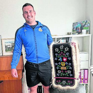 Bevor er noch durchdreht - Joel Strebel in seinem Zuhause in Aristau. Er ist 
happy, dass er bald wieder mittun kann –und zeigt 
die Glocke, die er am Aargauer Kantonalschwingfest 2022 in Beinwil/Freiamt holte. 
Bild: Stefan Sprenger