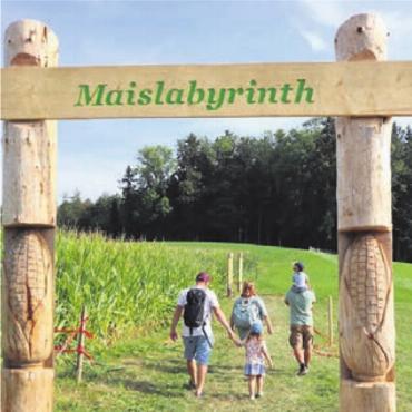 Festfreude schweisst zusammen - Der mit viel Können hergestellte Eingang zum Maislabyrinth.