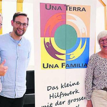 «Chällerfon» auf der Theaterbühne - Der Comedian und der Vorstand von «Una Terra – Una Familia», von links: Urs Elsener, Yves Chäller, Joy Räber, Daniel Räber. Bild: zg
