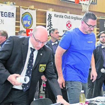 Felber verteidigt den Titel - Mittendrin statt nur dabei. Peter Hubschmid (rechts), Präsident des Karate-Clubs Anglikon und Turnierleiter in Aktion.