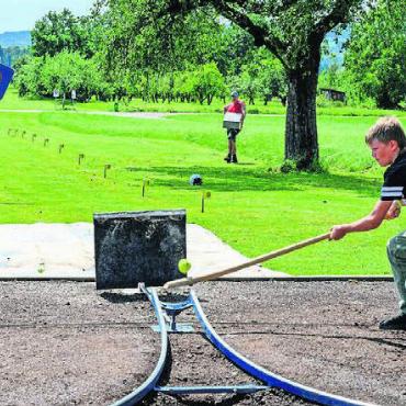 Auch Hornussen können die Kinder in den Sommerferien kennenlernen. Bild: zg
