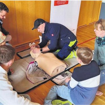 Erste Hilfe hautnah erleben - Wie im Notfall zu handeln ist – an verschiedenen Posten lernten die interessierten Familien ganz viel Spannendes. Bilder: str