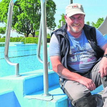 Schön aussehen tut es zwar immer - Die Risse und Abplatzungen sieht, wer genau hinschaut. Martin Burkart und sein Team haben damit ausserhalb der Badi-Saison viel Arbeit. Bild: Annemarie Keusch