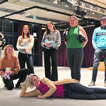 Diesem Lebensstil nacheifern - Das OK ist voller Vorfreude, von links: Bigna Braig, Renate Wieland, Amaelle Weyermann, Sybille Wild, Elena Wachter, Priscilla Staubli und Heinz Loher. Bild: Annemarie Keusch