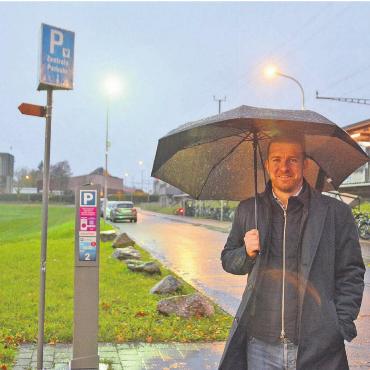 Schluss mit wildem Parkieren - Dass für die Parkplätze bezahlt werden muss, stört Michael Stadelmann nicht. Aber es hat zu wenige. Bild: Annemarie Keusch