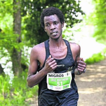 Eric Muthomi am Aargauer Volkslauf, den er gewonnen hat. Das Trikot der LA Mutschellen trägt er voller Stolz. «Das war ihm von Anfang an sehr wichtig und freut uns enorm», sagt Ralph Huggel, Hauptleiter des Vereins. Bild: Alexander Wagner