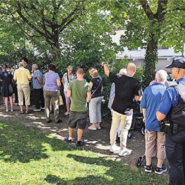 Am Puls der Bevölkerung - Grosser Andrang: Vor dem Eingang zur GSS bildeten sich zeitweise Schlangen aus Wartenden, während in der Bunkeranlage mehrere Führungen zugleich stattfanden.