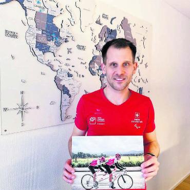 Fast taub und blind, aber voller Ziele - Das Paracycling bringt ihn raus in die Welt. «Und das ist so wunderbar», sagt Christian Ackermann. Bild: Stefan Sprenger