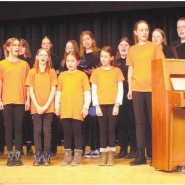 Singe, wem Gesang gegeben - Die Jugendchöre Klosterspatzen und Cantu Sonus aus Muri bereicherten mit ihren fröhlichen und gekonnten Auftritten das Konzert.