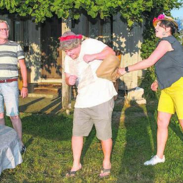 Auch im Paradies gibts Zoff - Wer hat hier die Hosen an? Lustige Szenen gibts im Schrebergarten ganz viele. Bild: zg