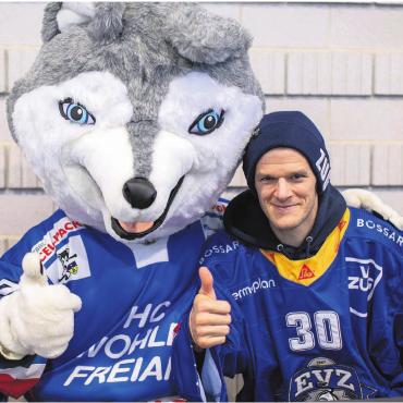 Gegenseitige Begeisterung - Daumen hoch für den Anlass. «Wulfie», das Maskottchen des HC Wohlen Freiamt, ist genauso begeistert vom Swiss Hockey Day wie Nationalteam-Goalie Leonardo Genoni.