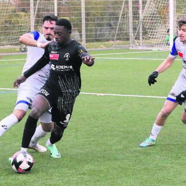 Ausgerechnet Ouedraogo - Edison Golaj (links) und Gentrim Uka versuchen Seydou Ouedraogo vom Ball zu trennen. Lange hatten die Freiämter den pfeilschnellen Flügelspieler im Griff. Am Ende hat dennoch er das Spiel entschieden. Bild: Josip Lasic