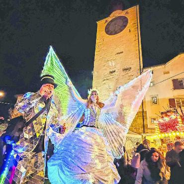 Bremgarten verzaubert - Zum 30. Jubiläum des Christchindli-Märts war auch das Christchindli unterwegs. Es überraschte die Märt-Besucher da und dort. Bilder: Sabrina Salm / Roger Wetli / Andy Müller / zg