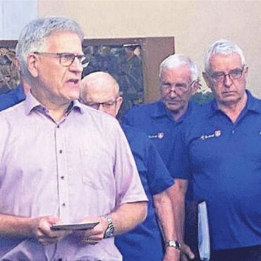 Feierliches Zusammensein - Gemeinderat Daniel Räber bedankte sich bei den Jubilaren für ihr Engagement in der Gemeinde.