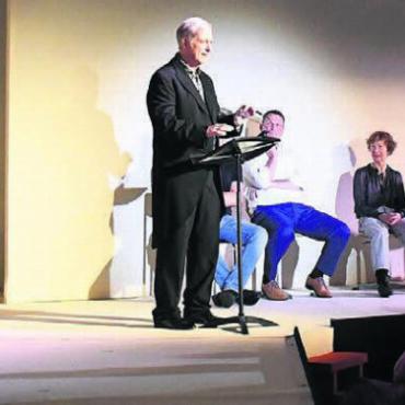 Mit Sternensaal-Schauspieltruppe und viel Publikum: Hans Melliger würdigte das Schaffen von Stefan Hegi mit einer feinen und humorvollen Laudatio.