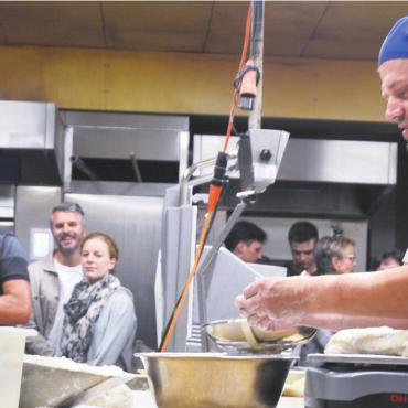 Grossandrang in der Backstube - Viele Zuschauer an der Nacht der offenen Backstube in Muri. Bild: tst