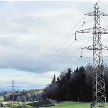 «Monster-Masten verhindern» - Gegen die geplante rund 19 Kilometer lange Hochspannungsleitung regt sich grosser Widerstand. Die riesigen Masten sollen verhindert werden. Deshalb wird eine Erdverkabelung gefordert. Bild: Archiv