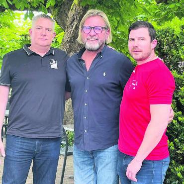 Gemeinsam aufwärts - Die Verantwortlichen hinter der Spielgemeinschaft zwischen dem HC Mutschellen und Handball Wohlen (von links): Mutschellen-Präsident Pitsch Müller, der neue Cheftrainer Andjelko «Alex» Milosevic und Wohlen-Präsident Andreas Stierli. Bild: Josip Lasic