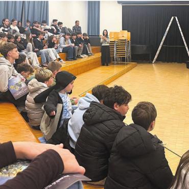 Solarpionier zu Besuch - Louis Palmer zieht die Schülerinnen und Schüler der Sek- und Realschule in seinen Bann. Bilder: abi