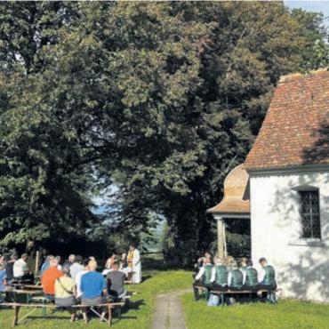 Ort der Besinnung auf dem Horben - Der warme Sommerabend lockte 60 Interessierte am Samstag auf den Horben. Bild: dv