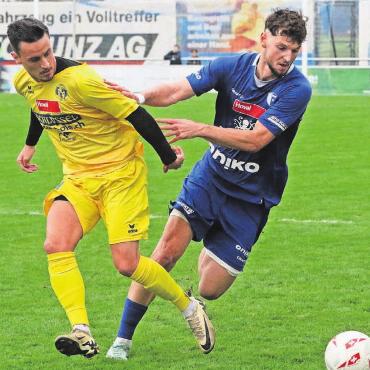Cup-Traum lebt weiter - Nermin Rogentin (rechts) gegen Tuggens Julio Texeira. Der Wohler erzielte am Ende das einzige Tor der Partie. Bild: Josip Lasic
