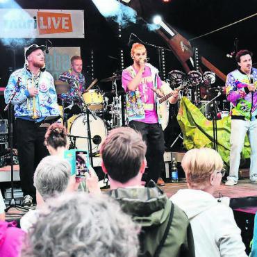 Zum Tanzen gebracht - Die Songs und Rhythmen der Luzerner Tanzband Tanzmusik liesen niemanden ruhig stehen. Alt und Jung bewegten sich mit Begeisterung zu deren Klängen. Bilder: Verena Anna Wigger