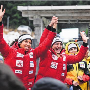 Rang 1 nach Deutschland - Melanie Hasler (links) feiert mit Anschieberin Nadja Pasternack den 4. Rang in Altenberg. Hasler ist die beste Bobpilotin der Schweiz – aber gegen die Deutschen ist sie chancenlos. Bild: IBSF