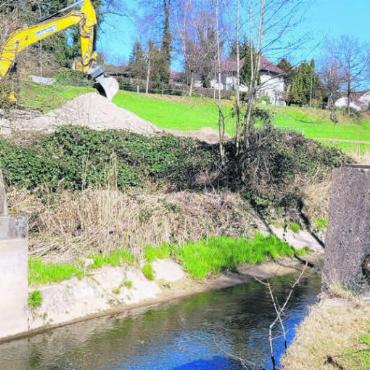 Gebaut wird flussabwärts - Das Wehr in der Tieffurt ist abgerissen, daneben laufen die Arbeiten für die Installationsplätze und Baupisten. Richtig los geht es dann im Mai. Bilder: Chregi Hansen