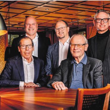 «Gastgeber, nicht Manager» - Neuer Schwung fürs «Caspar» (hinten, von links): Direktor Beat Gerber mit den Verwaltungsräten Nils Betschart und Thomas Gut sowie Urs Christen und Josef Gut (vorne, von links). Bild: zg
