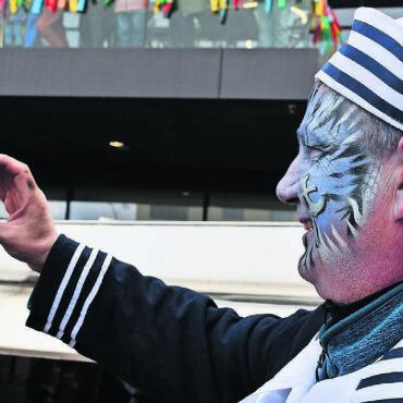Fasnächtler durch und durch - Die Momente geniessen und sie festhalten – das war Simon Waltenspühls Ziel für seine letzte Fasnacht als Adelburger Schultheiss. Bild: Verena Anna Wigger